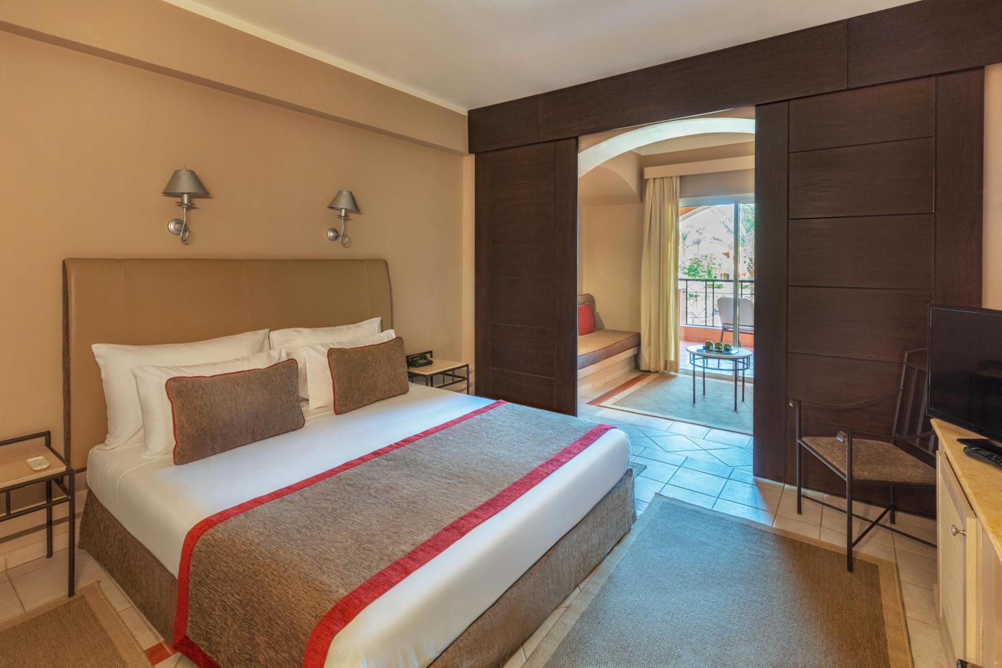 Deluxe Familienzimmer mit Queensize-Bett oder 2 Einzelbetten und Poolblick